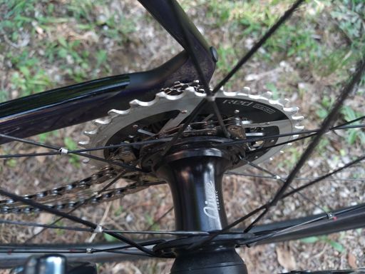 Chaîne bloquée entre pignon et roue.