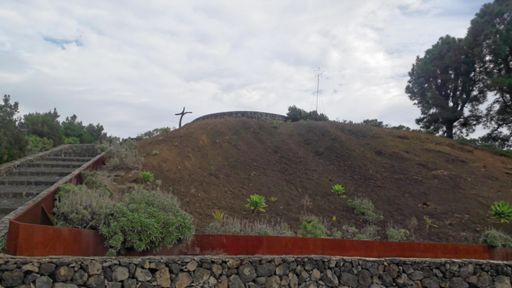 La cruz tiene compañía estos días  🎄