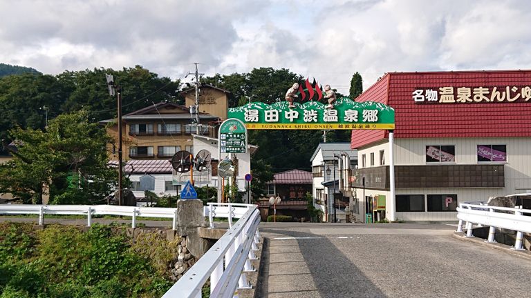まずは某映画でカロⅡがドリフトして曲がっていった橋の聖地巡りから（笑）