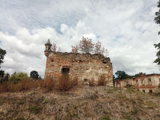 Włostów ruiny zboru ariańskiego.