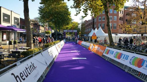 Finishstraat met paarse loper