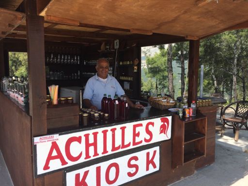 Honingproeverij boven op de berg. Toch maar paar potjes gekocht. Mee in de rugtas. Vriendelijke ou baas