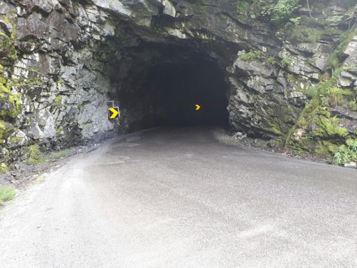 Ser ikke en dritt her inne da det er 180 grader sving. Traff et hull og det ble fall og punktering...