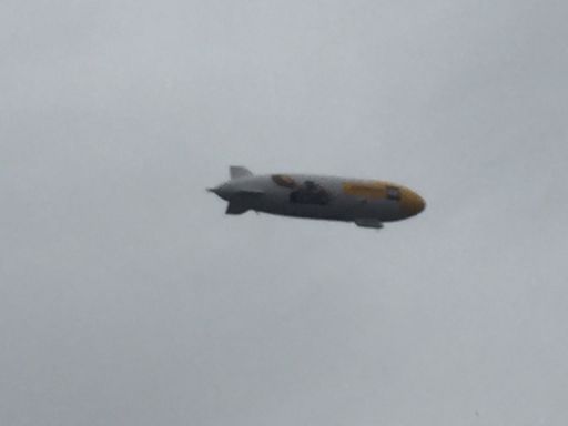 Es wird Frühling, der Zeppelin fliegt schon.