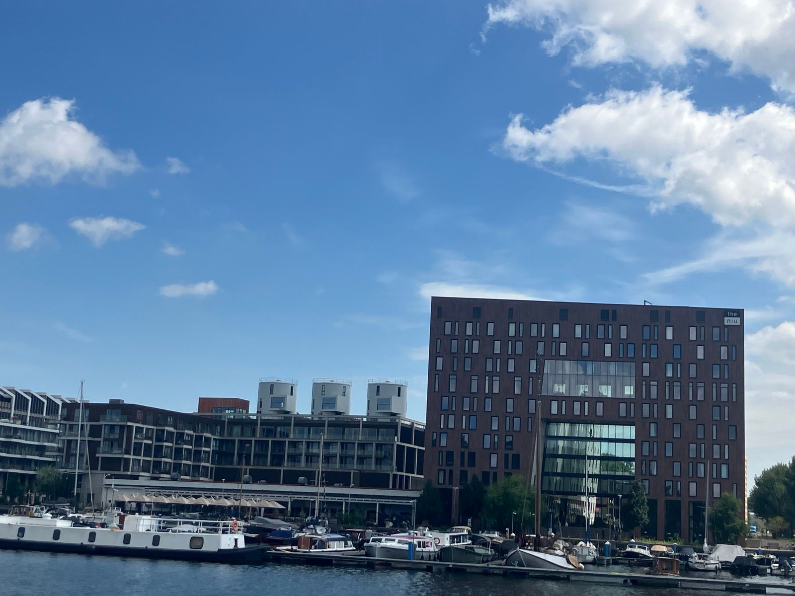 De wijnsilo's op het dak