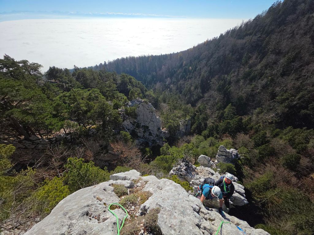 On évolue au dessus d’une superbe mer de nuage (malheureusement grillée par mon appareil)
