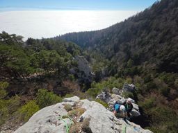 On évolue au dessus d’une superbe mer de nuage (malheureusement grillée par mon appareil)
