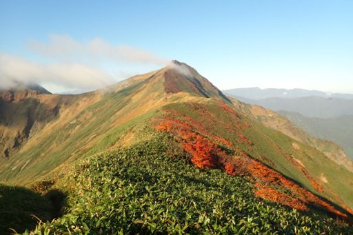 明け方はガスっていたが主脈縦走スタート時には快晴になった♪
