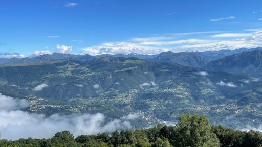 Vista sulle valli bergamasche con Disgrazia innevato sullo sfondo