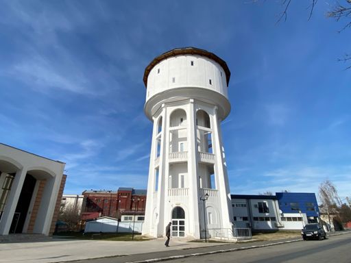 Pina azi era far… 
De azi e turnul de apă 
(What is going on in my head?”