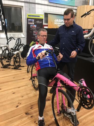 Pauljohan voor het eerst op zijn "pink" ligfiets.
