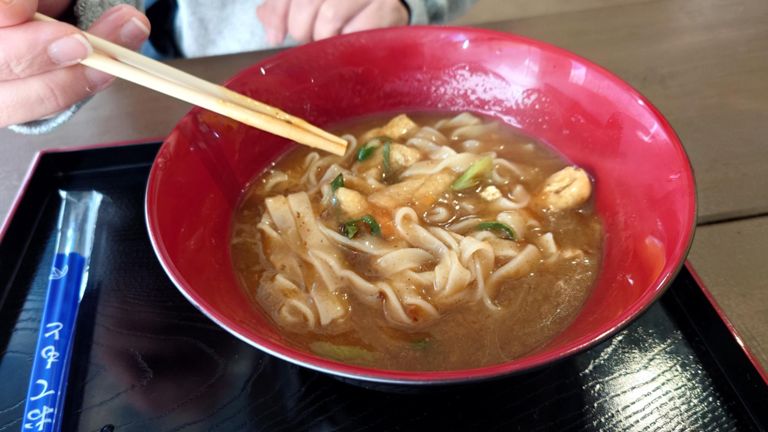 奥様はカレーきしめんを注文。