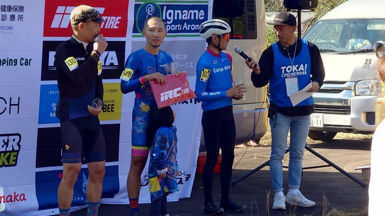 台がないけど表彰台でヒーローインタビュー受けるk田さん。