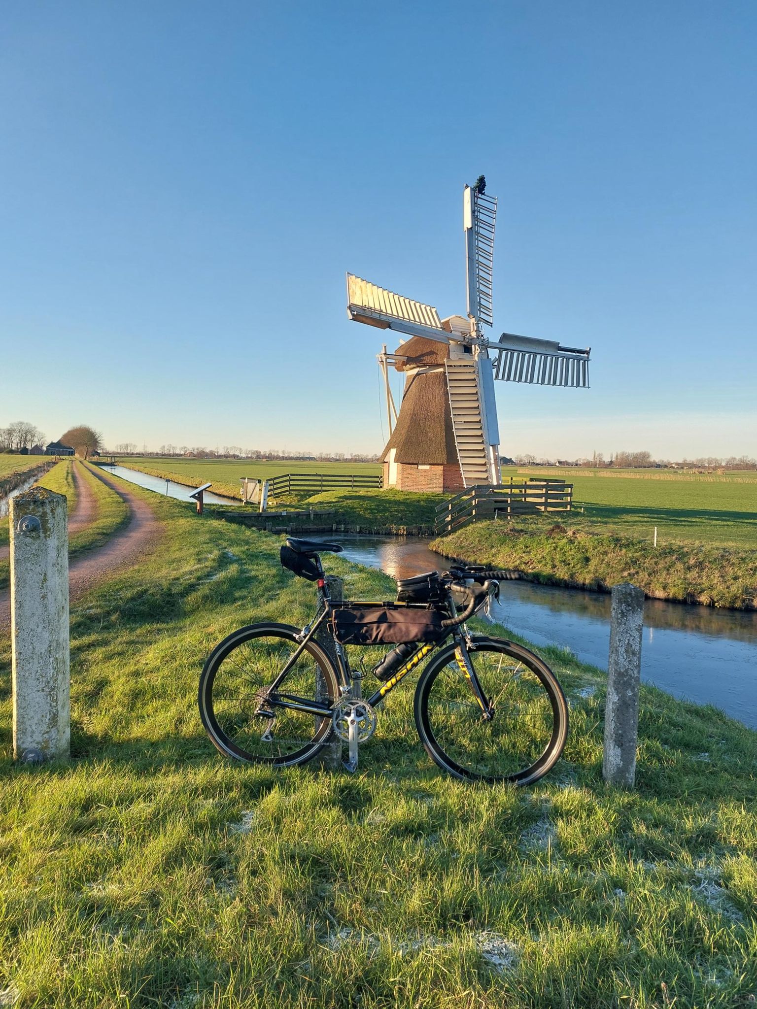 Deze molen staat tussen het groninger Zuidwolde en de stad Groningen 