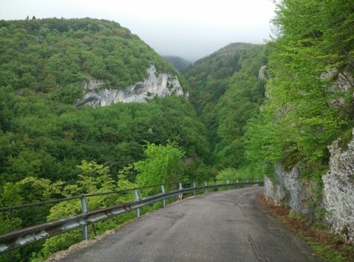 Sjezd z Val di Fies. dolů jsem jela stejně rychle jako nahoru, možná pomaleji :)). To ty ráfky budou brzo na odpis :).. Ale ten božskej pohled tady odtud na gardu je nepopsatelnej...