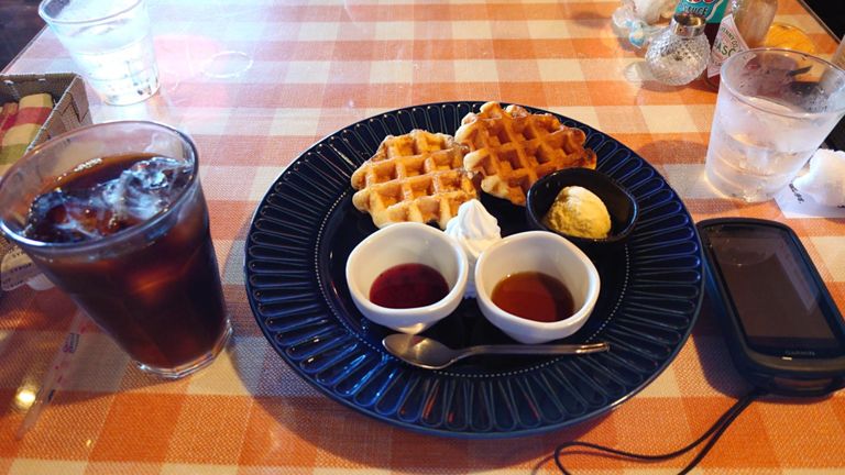 自分はワッフルセット500円を注文♪ メープルシロップとブルーベリー、ホイップにアイスが付いてくる。