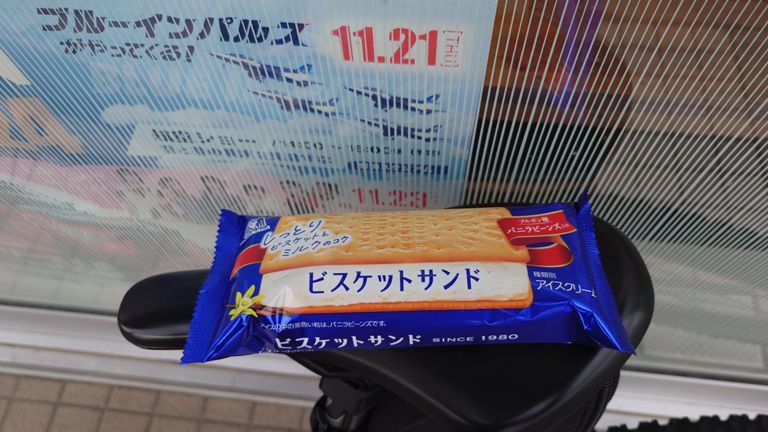 本日のご褒美♪　森永のビスケットサンド、安定のおいしさ😋