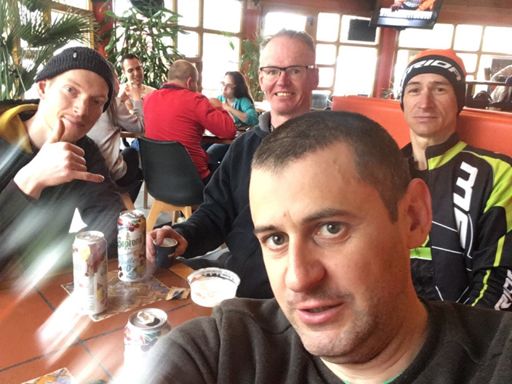 Verseny utáni recovery a Golyaban! Le0-s söröztek Tomi tombolan nyert kuponjat😀