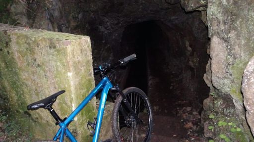 Eingang zum längsten Tunnel neben der Levada (Wasserleitung). Ca. 20 min Schiebestrecke. Nass von oben, unten und der Seite.