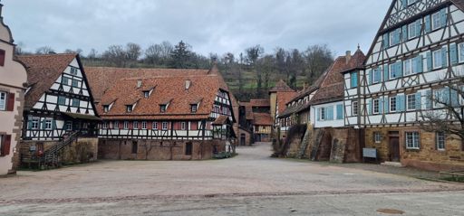Klosteranlanlage Maulbronn. 5 Minuten Halt um etwas zwischen die Kauleisten zu schieben 🥪