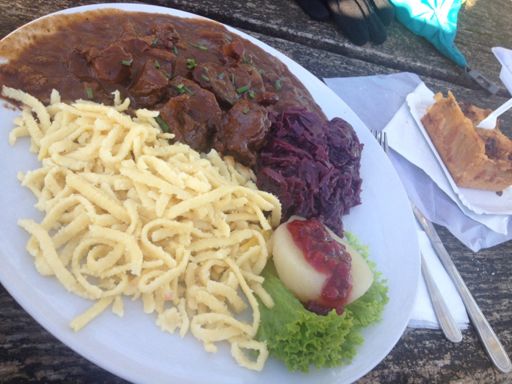 Wildgulasch mit Spätzle, Rotkohl mit Preiselbeeren.... Mjami.... Ich liebe den Berger Hof