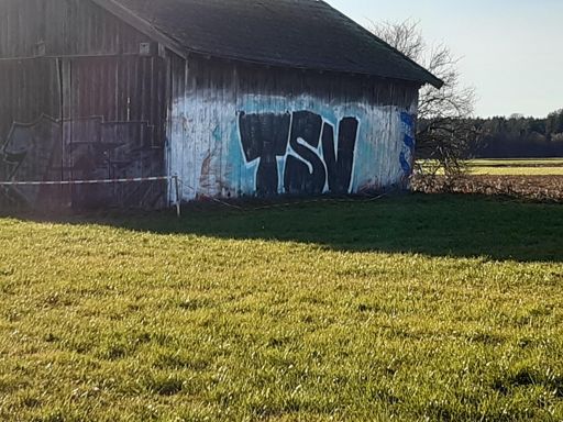 Die Sauerlacher Fußballhütte. Die Dorfjugend besprüht sie im zweitägigen Wechsel mit 1860 und FCB. Die Hütte hat vermutlich schon eine 10cm Farbisolation