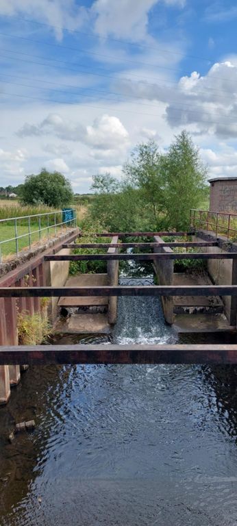 We crossed this Newton Brook, then cycled beside the Sankey Canal, also known as St Helen's Canal, from its eastern start for about a mile.   Sankey Canal was England's first modern canal in the Industrial Revolution, opening in 1757 and finally being abandoned in 1963, before restoration projects from 1985 onwards. https://en.wikipedia.org/wiki/Sankey_Canal