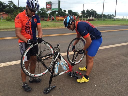 Primeiro - Gregori os dois pneus, mantendo a fama