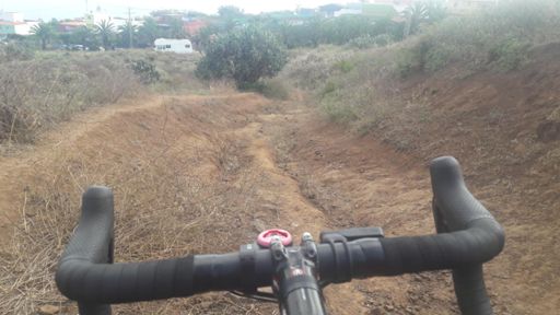 Tramo de tierra incluído, apto para bici de carretera.
También se ve que hice el dibujo sin GPS, éste tampoco era tan complicado ni laberíntico