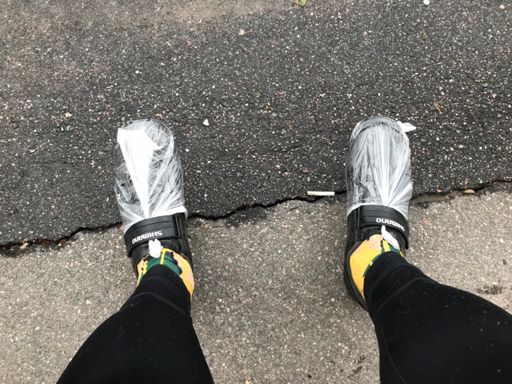 мои топовые бахилы - легкие, дешевые, дышащие (а там пакетики с мелкой перфорацией). Просто супер тема!