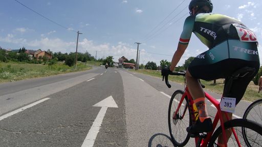 Az elején az volt a műsor, hogy egy Zengős elment szökésbe és Parti Andris tempózott utána, egyedül húzta a sort.  Senki nem segített neki, rossz volt nézni.   Ez itt a 4. kör déli végén az emelkedő, itt előre álltam én tempózni..