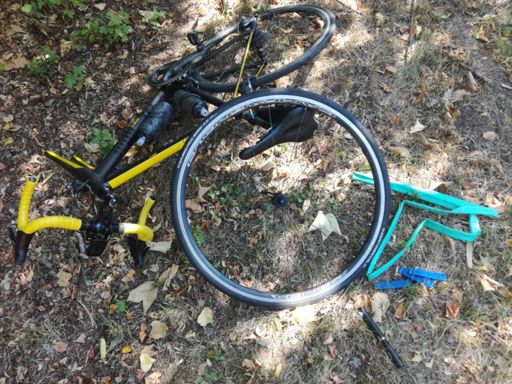 Platten an der wohl dümmsten Kopfsteinstraße ever (falls jemand ein Rücklicht braucht, lohnt es, da zu suchen)