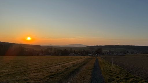 Während ich den Große Berg hinauf spazierte, schweifte mein Blick aufs  Oberdorf, zum Königsholz, zum  Kottmar und zum Lange Berg (v.l.n.r.) Noch ist die Sonne um zwölf Minuten vor um Sechs ein ganzes Stück vom Horizont entfernt. 🌞☁️