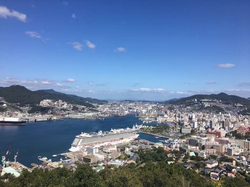 頂上その1。鍋冠山。街が近い。ロシア船離岸しないかなぁと待つも全然出る気配なし。諦めて次へ。