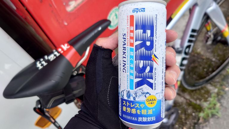 自販機でやたらと目立ってたので飲んでみた。　...次はないな🤨