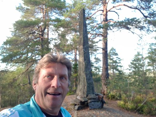 På den Spinneren står det en bauta som ingen kan forklare hvorfor og eller av hvem som satte den der.