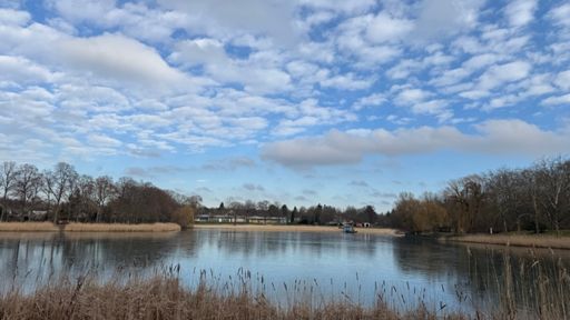Immer wieder guckt die Sonne zwischen den Wolken hindurch, während auf dem Orankesee an diesem Montag um vier Minuten vor um Eins leichtes Eis schwimmt. 🌞☁️