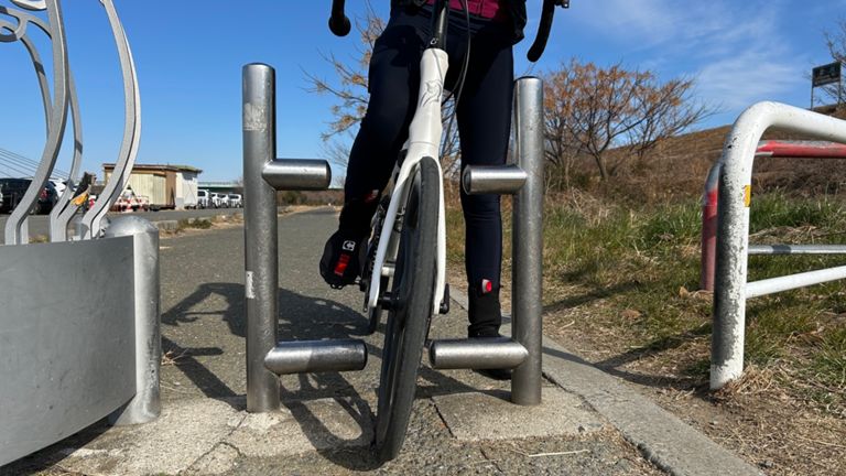 淀川サイクリングロードより酷い自転車止めは日本に存在するのか