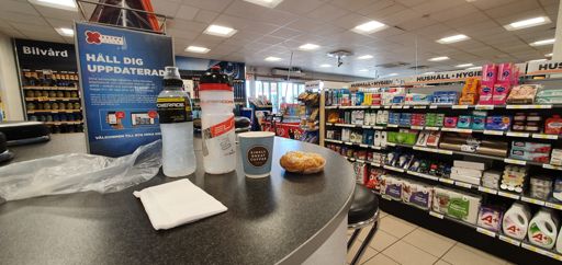 Håller mig uppdaterad med ett wienerbröd i Stenungsund!