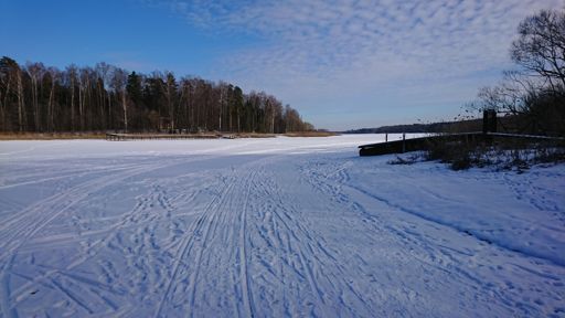 Справа рядом, за углом старая советская пристань "Аксаково".
Я тупанул, думал она на том берегу. Доступна. Рядом с бывшей дачей Сердюкова.