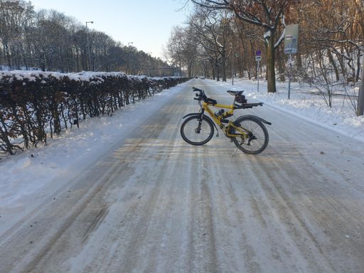 ... der Schnee auf den nicht geräumten Straßen ist hier platt gefahren und stark vereist. Abschnittweise extreme Glätte  🧊 ⛸  🚷