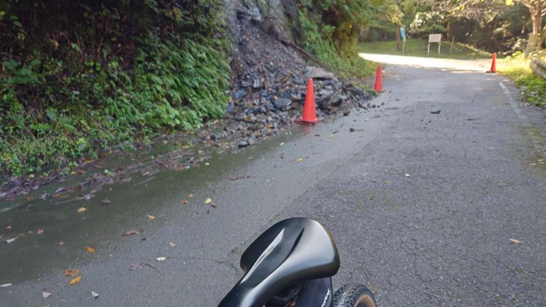 頂上に「この先通り抜けできません」の立て看板があったので工事中?かと思ったらコレでした。　車が通れないこともない。