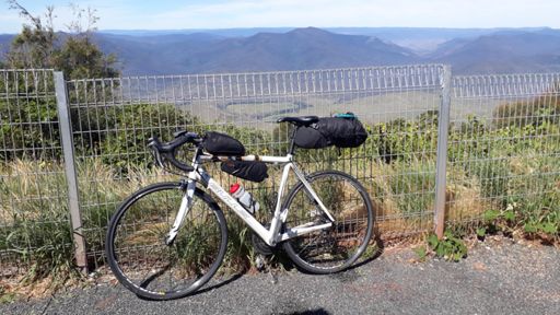 700hm Anstieg bei Ø13% geschafft, erste Pause (von 3) am Pioneer Lookout. Sandwiches und Riegel.