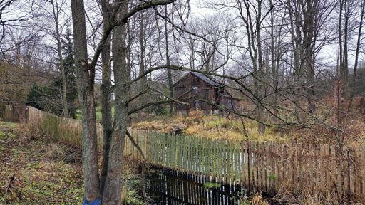 Zabytkowy młyn wodny nad rzeczką Ostrówką 