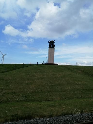 Watervloedmonument op de dijk in Delfzijl.