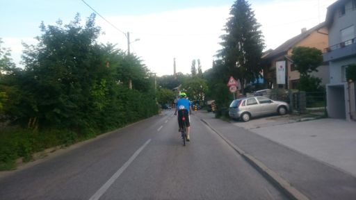 Prestigo me neki tata na kruzeru sa detetom nizbrdo.