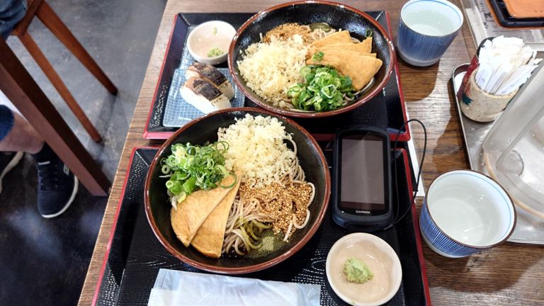 自分は冷やしたぬき蕎麦(並)、奥様は鯖すしセット(大)を注文♪ 
味の濃さ、麺のコシ共に、自分的にはこっちのお店の方が好き。