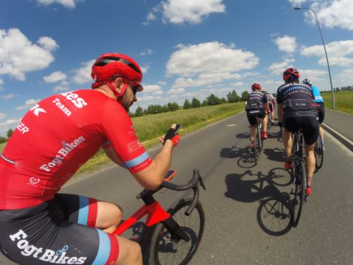 Dzisiejsza młodzież ciągle w tych telefonach...