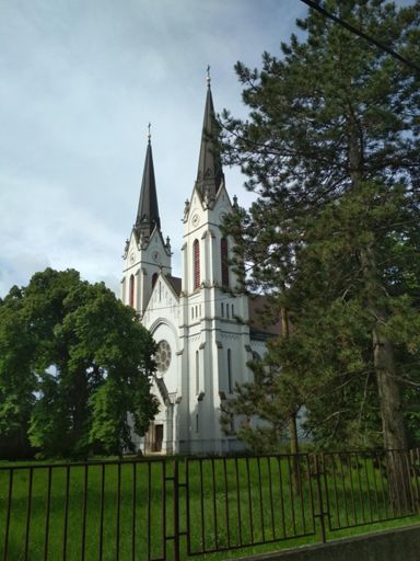 Церковь с двумя башнями и восемью циферблатами на них
