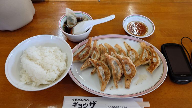 自分はギョウザセットを注文♪ くれさんちの餃子×8個、白菜にんにく無し餃子×3個、スープ餃子×3、ライスのセットで、スープ餃子は奥様分を分けてくれての提供。